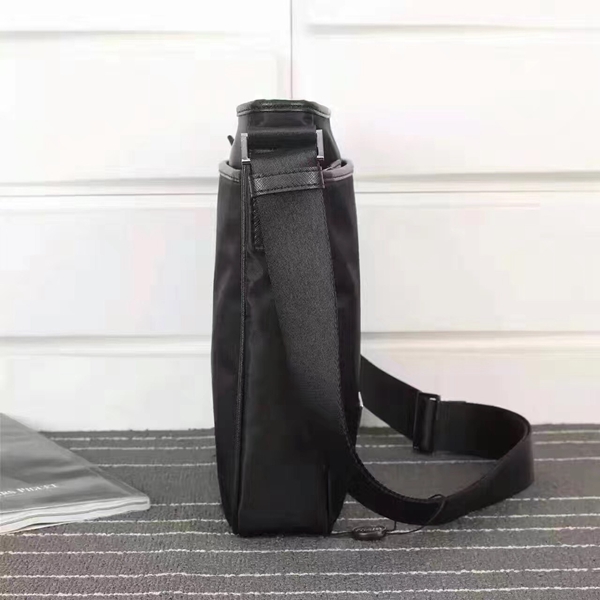 プラダバッグ背面デザイン